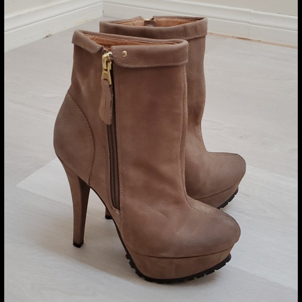 Kelsi Dagger Platform boots